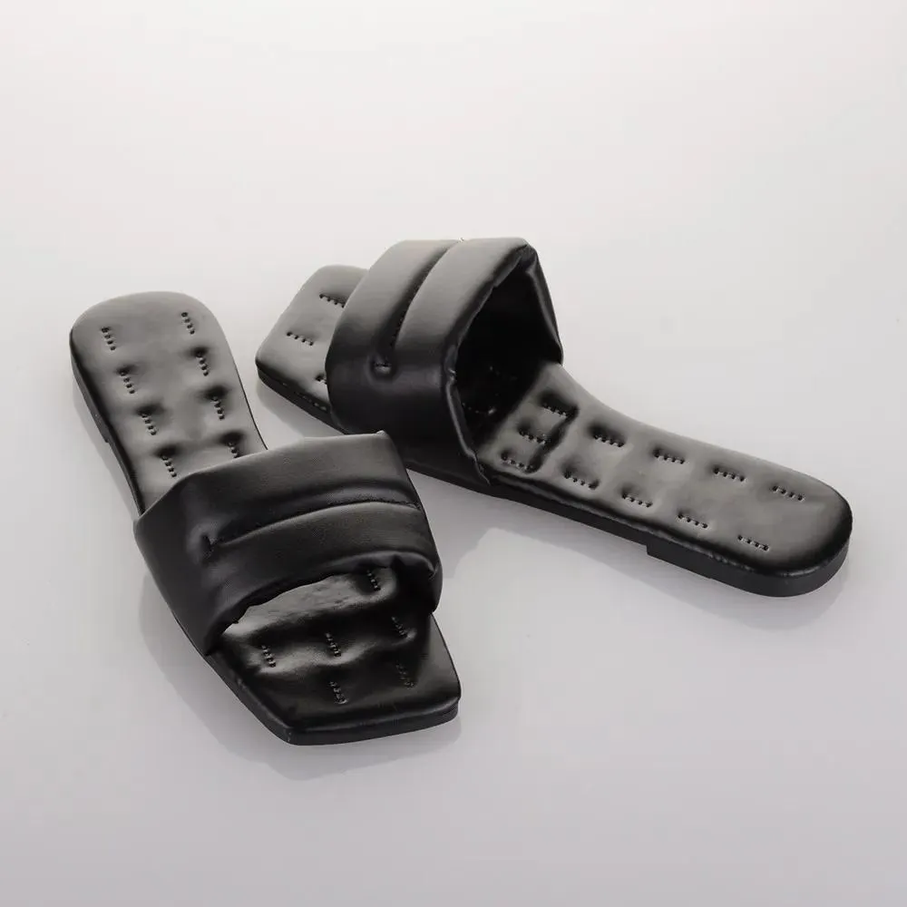 Καπιτονέ σανδάλια σε μαύρο χρώμα Famous