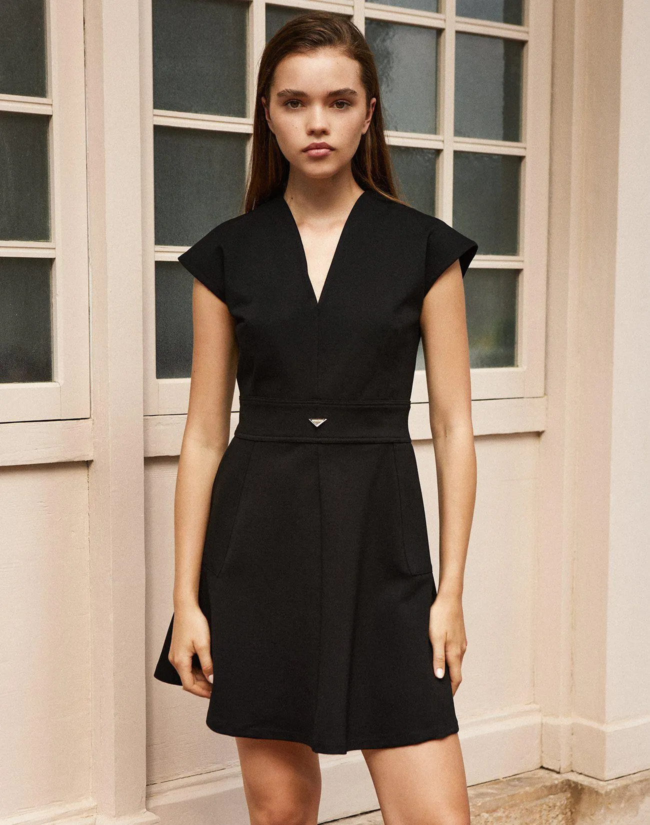 Μίνι φόρεμα με V ντεκολτέ