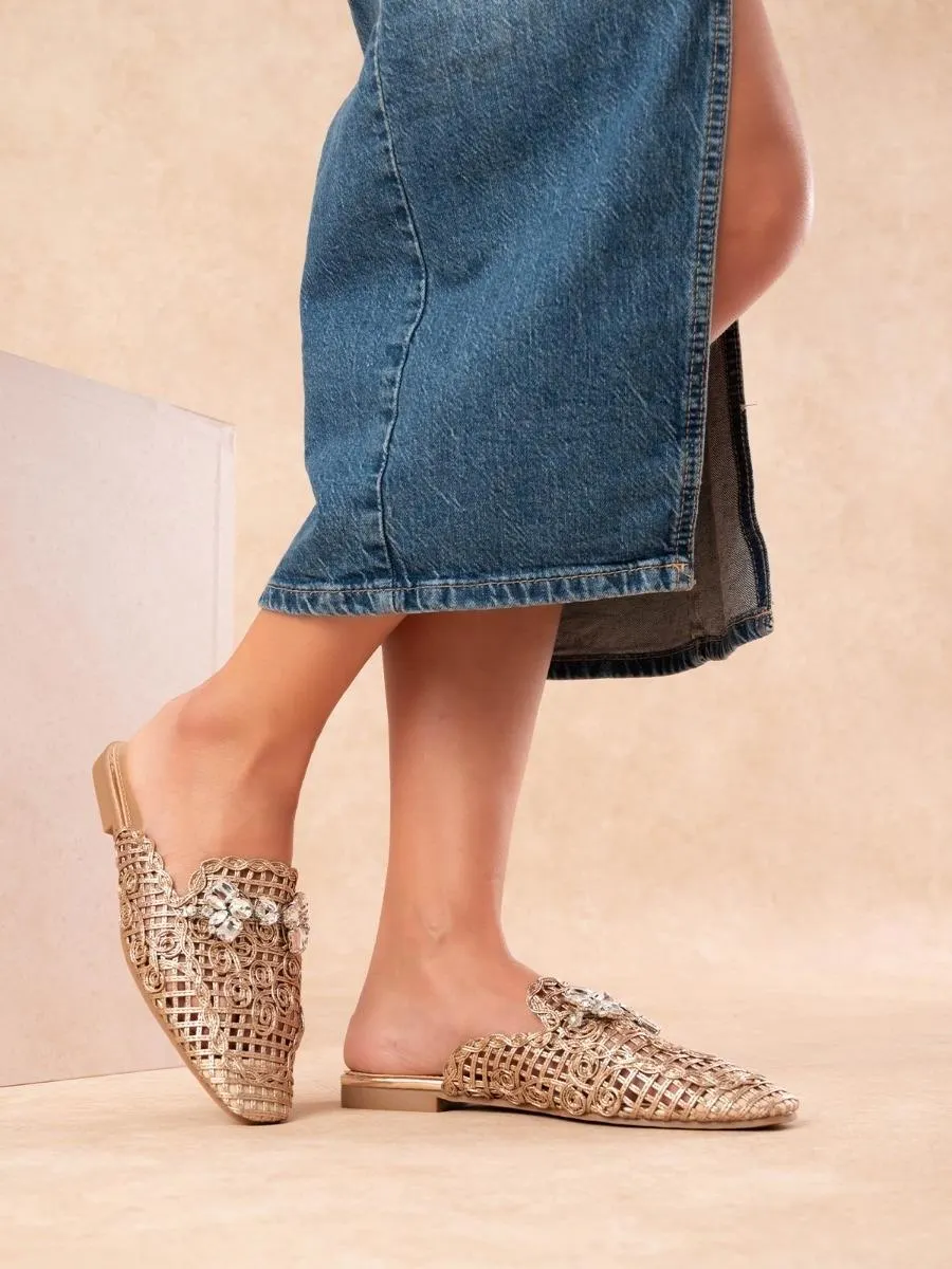 Mules με ψάθινη πλέξη & λεπτομέρεια με πέτρες