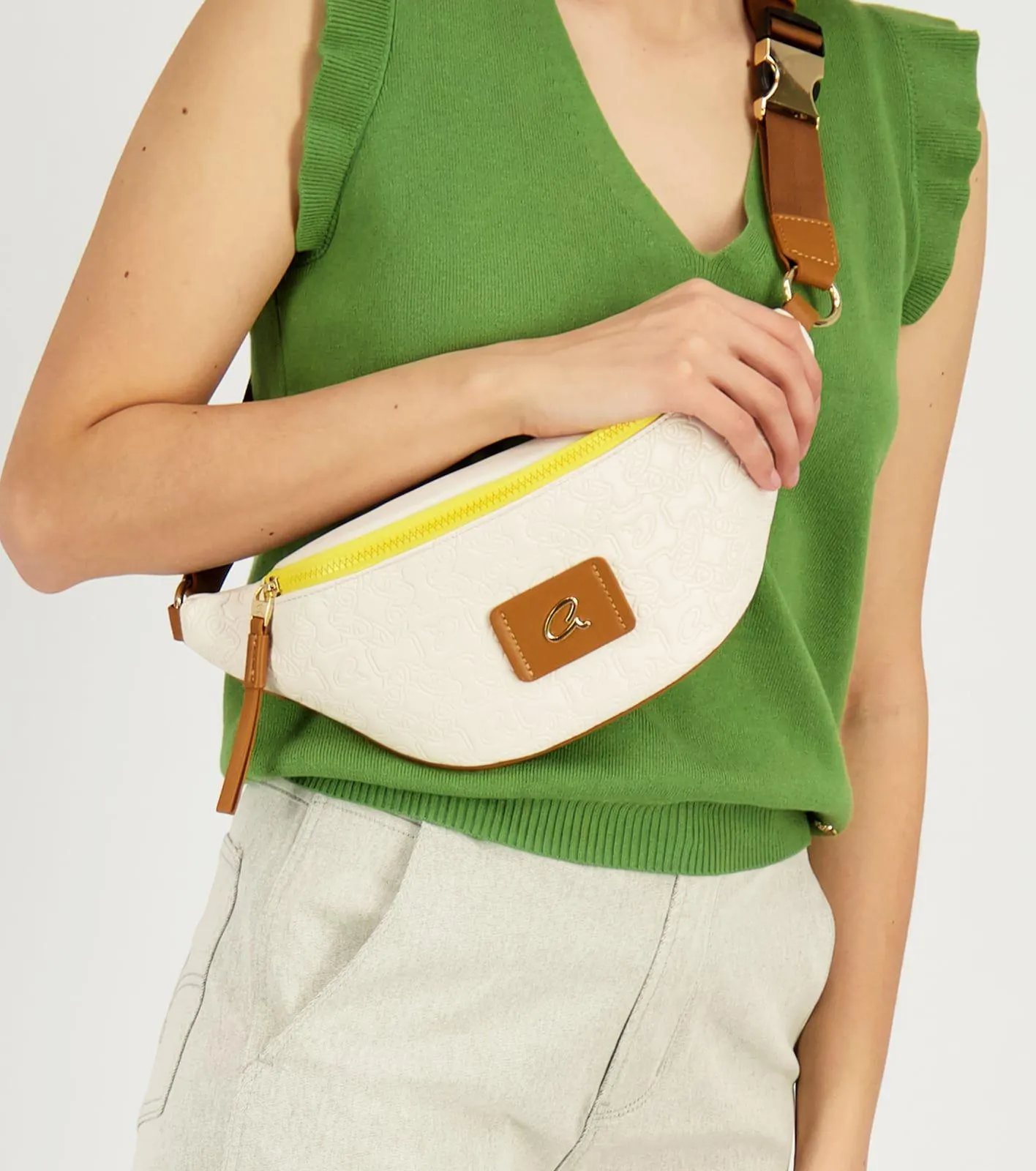 ΤΣΑΝΤΑ ΜΕΣΗΣ FILITSA ΜΕ ΑΝΑΓΛΥΦΟ ΜΟΤΙΒΟ LOGO 'A'