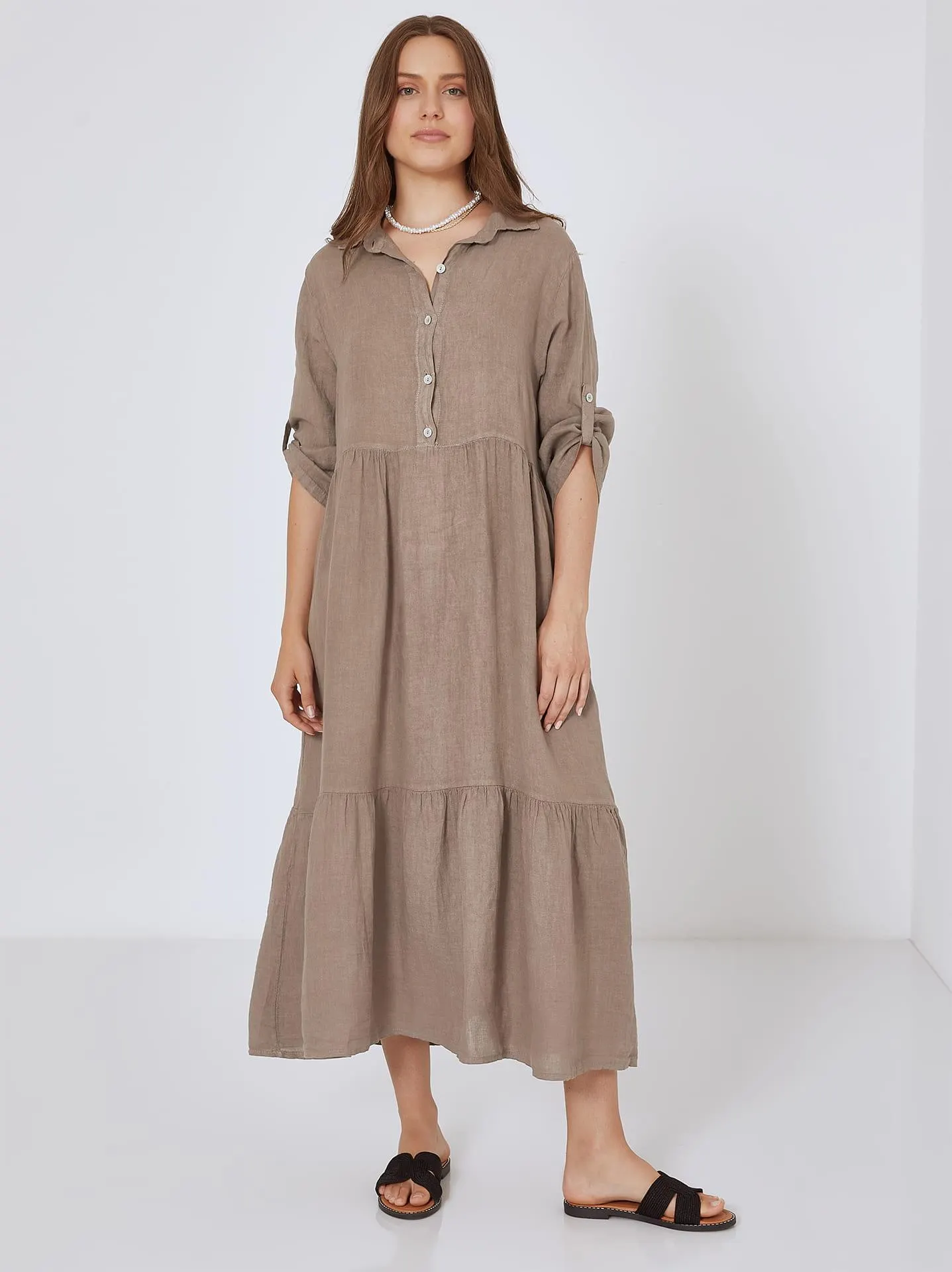Λινό φόρεμα με κλασικό γιακά σε καφέ