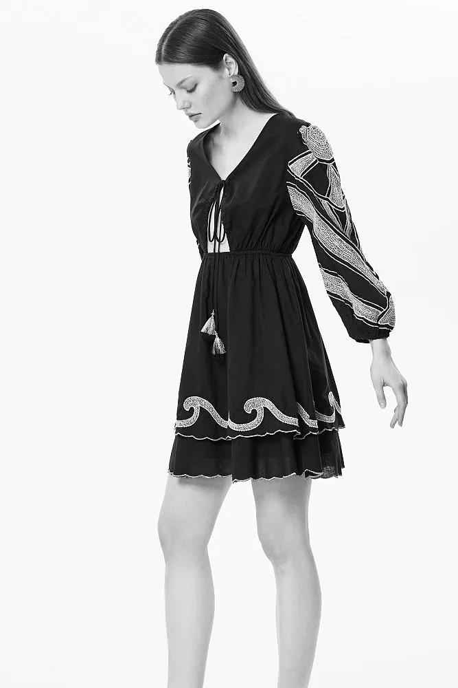 Dress with V neckline and broderie