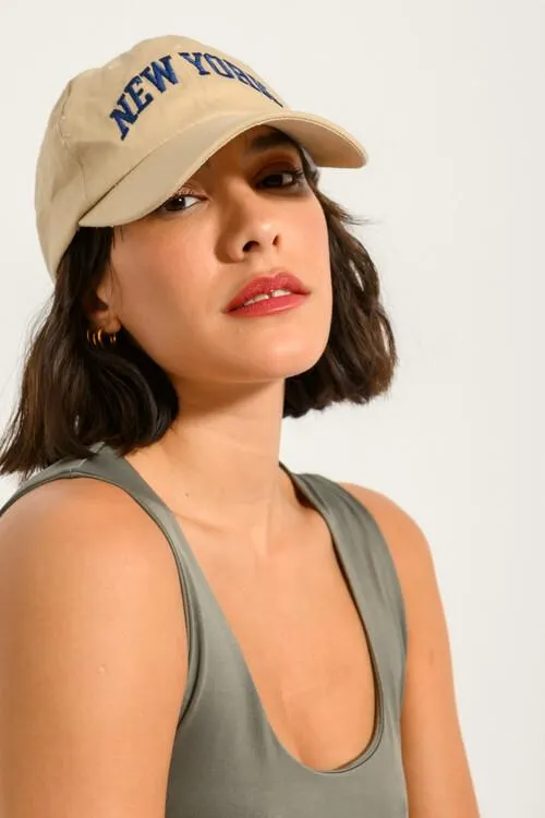 Καπέλο με κεντημένο σχέδιο