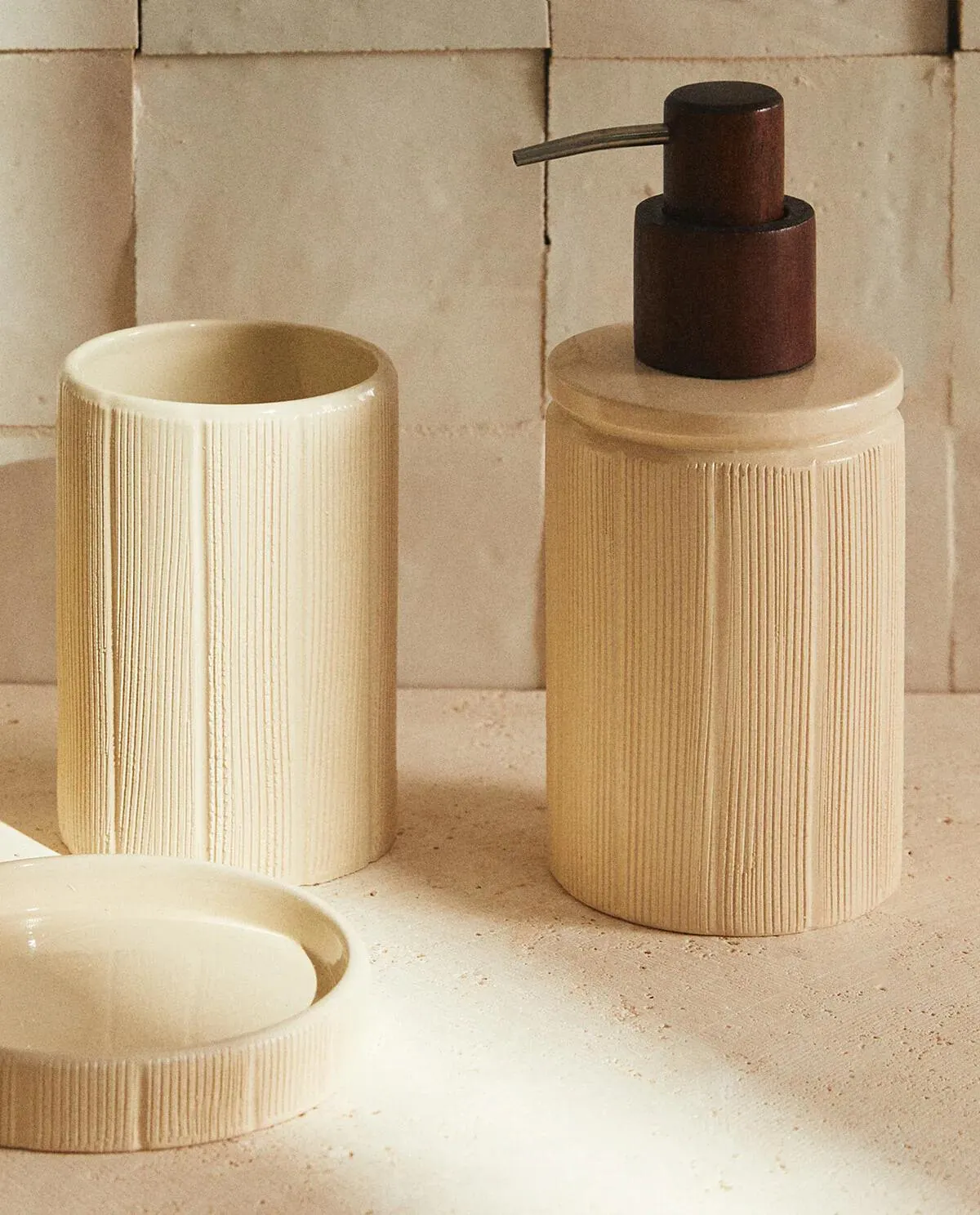 ΚΕΡΑΜΙΚΟ ΣΕΤ ΜΠΑΝΙΟΥ ΜΕ ΑΝΑΓΛΥΦΗ ΥΦΗ