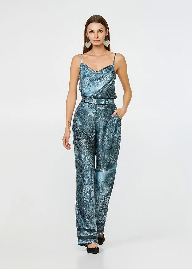 Εμπριμέ ντραπέ τοπ σε σατέν όψη