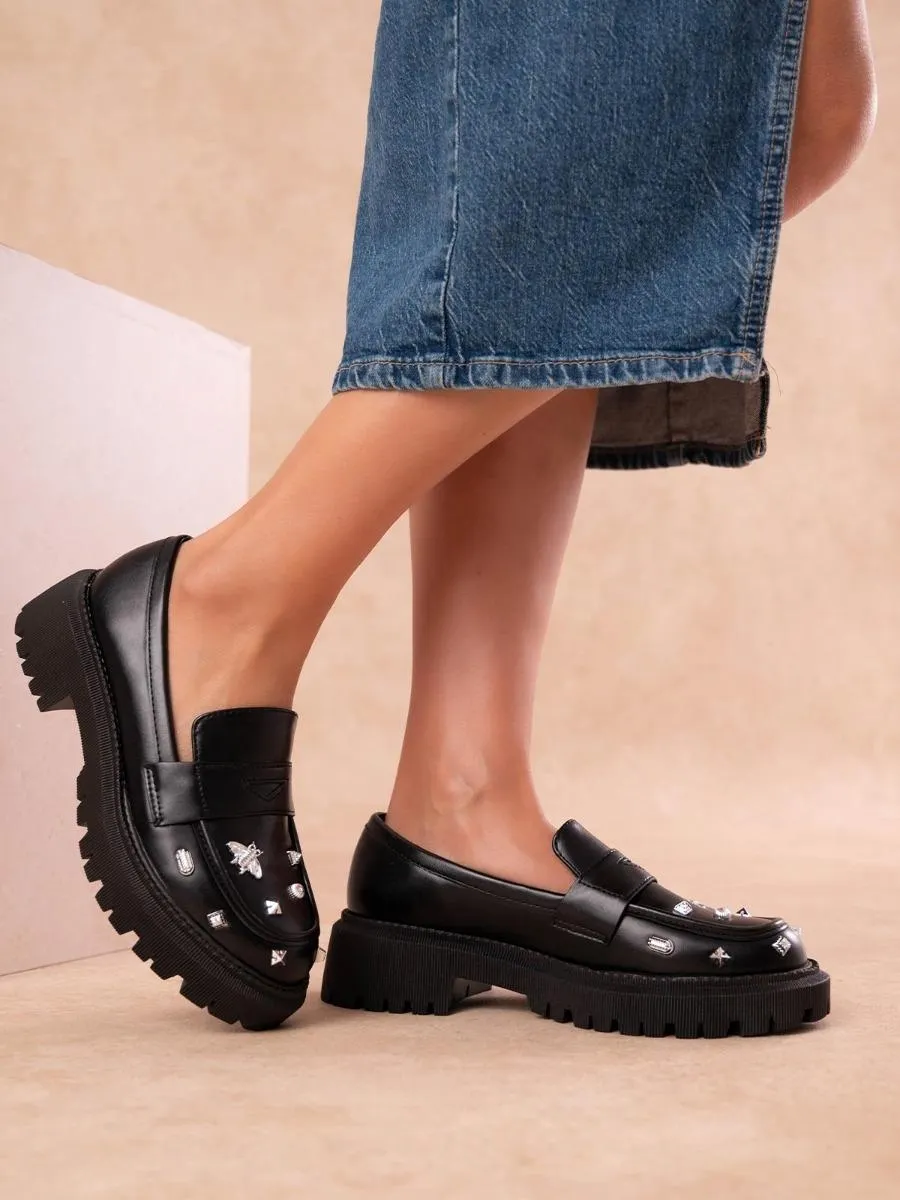 Loafers με τρακτερωτή σόλα & μεταλλικά διακοσμητικά