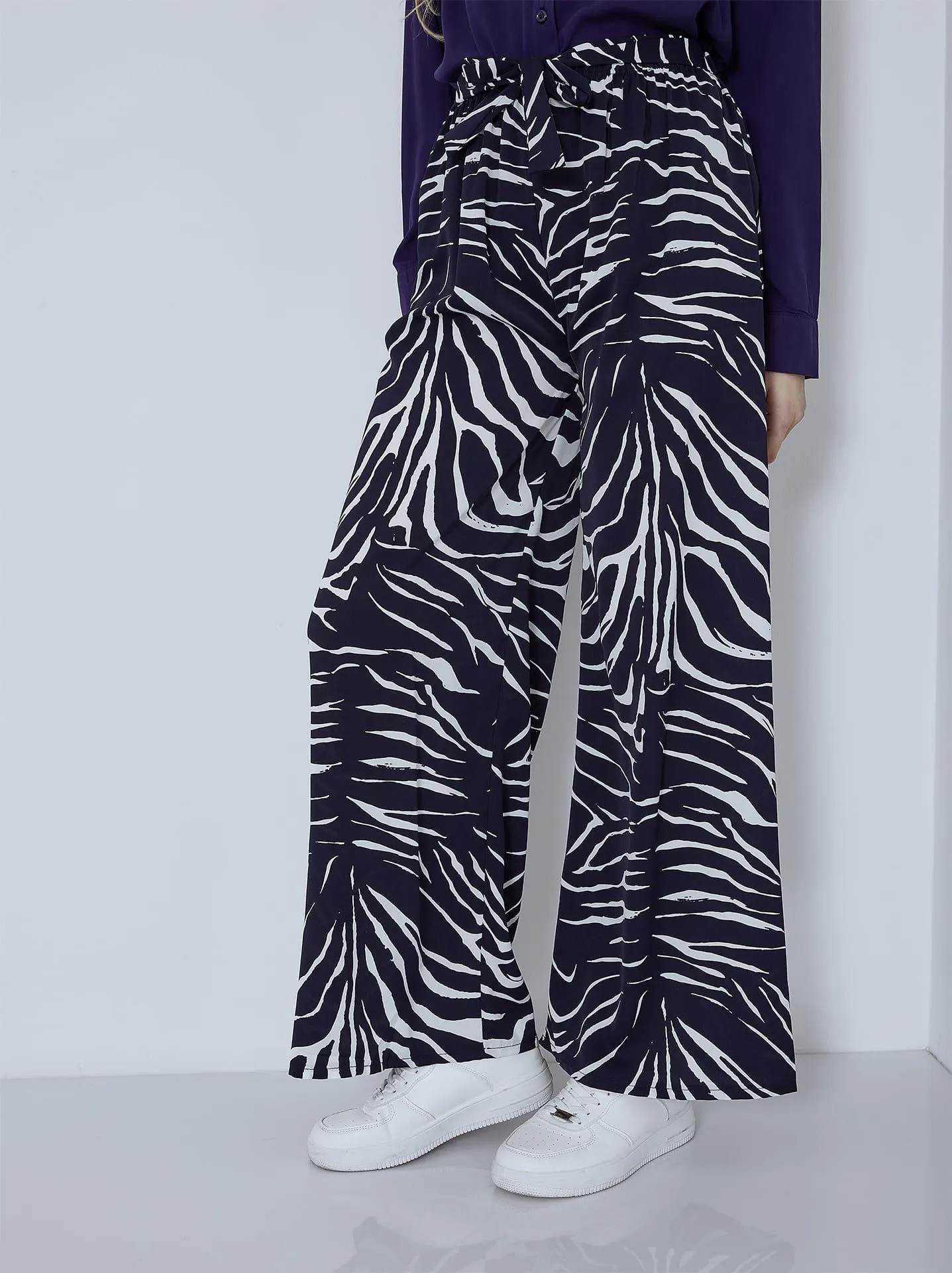 Παντελόνα με δέσιμο σε animal print σε σκούρο μπλε