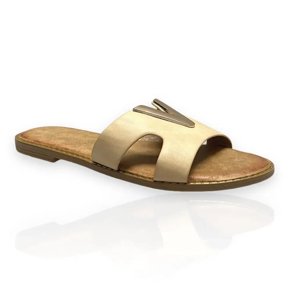 Γυναικεία μπέζ σανδάλια flat Famous