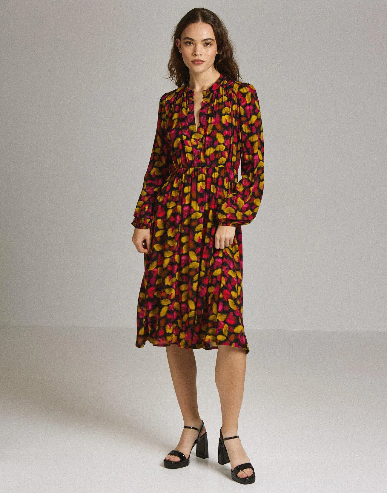 Εμπριμέ μίντι φόρεμα