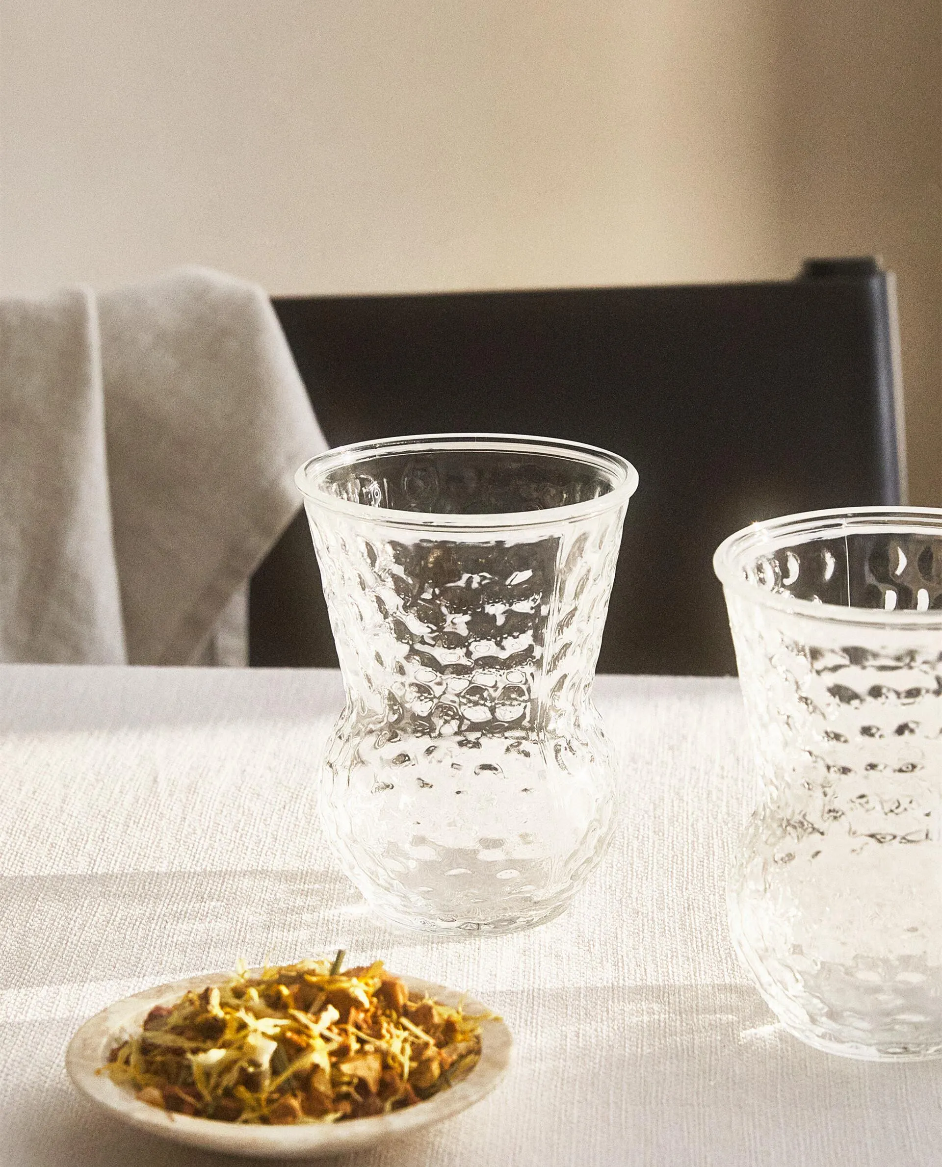 GLAS IN GEHÄMMERTER OPTIK