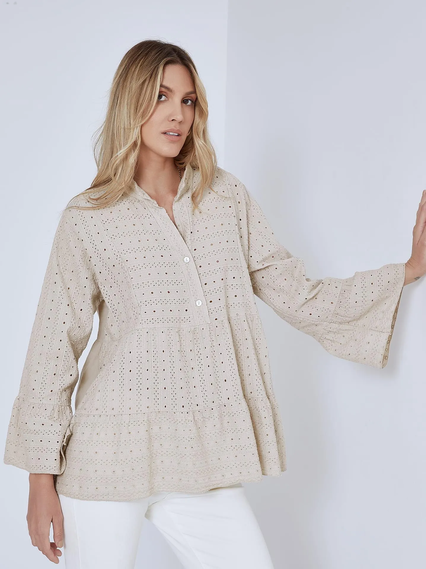 Κεντητή διάτρητη μπλούζα σε μπεζ