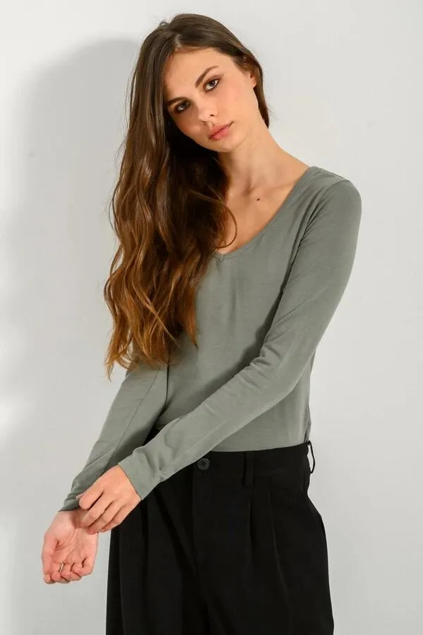 Τοπ με V ντεκολτέ