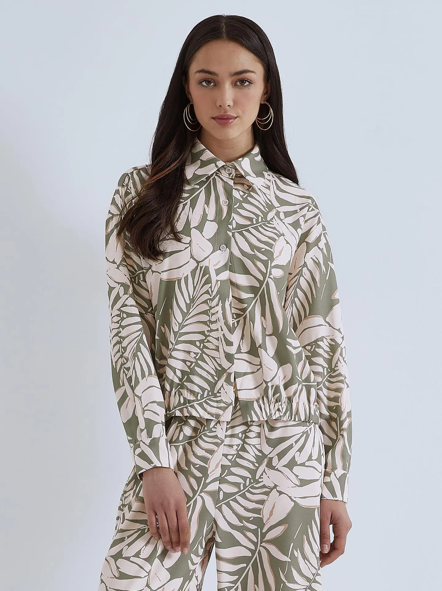 Πουκάμισο σε τροπικό μοτίβο σε λαδί