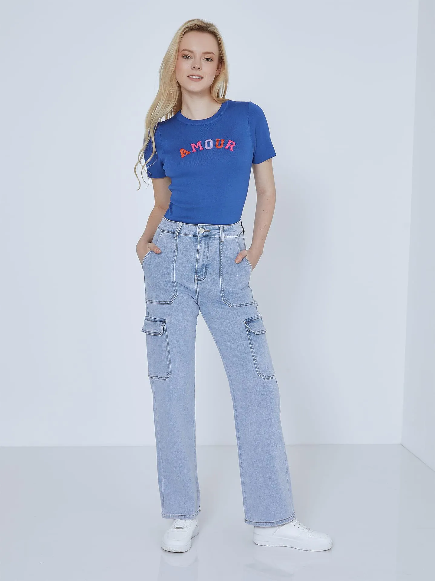 Cargo τζιν με τσέπες στο πλάι σε ίντιγκο