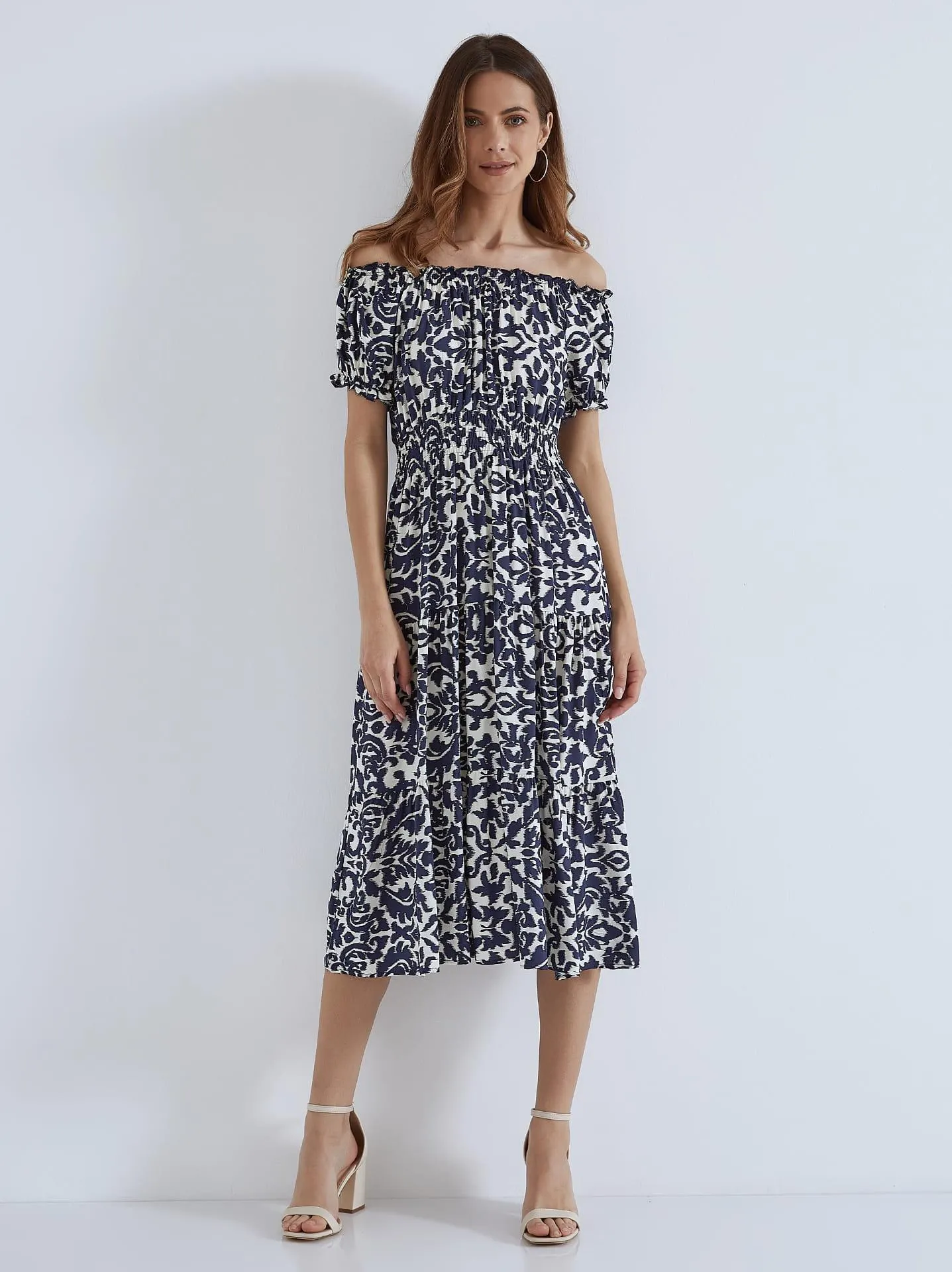 Εμπριμέ φόρεμα με ακάλυπτους ώμους σε σκούρο μπλε