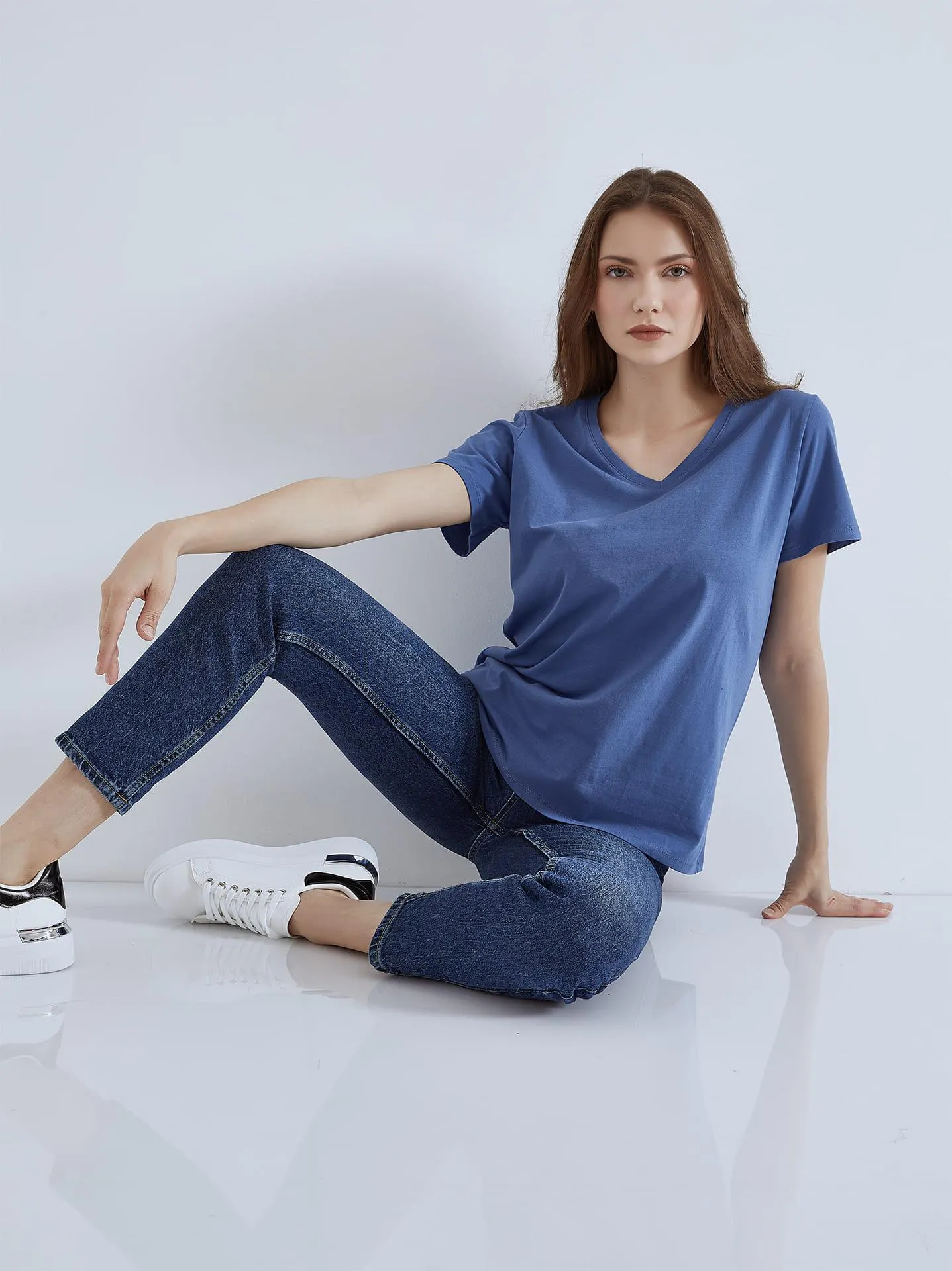 T-shirt με V λαιμόκοψη σε μπλε ραφ