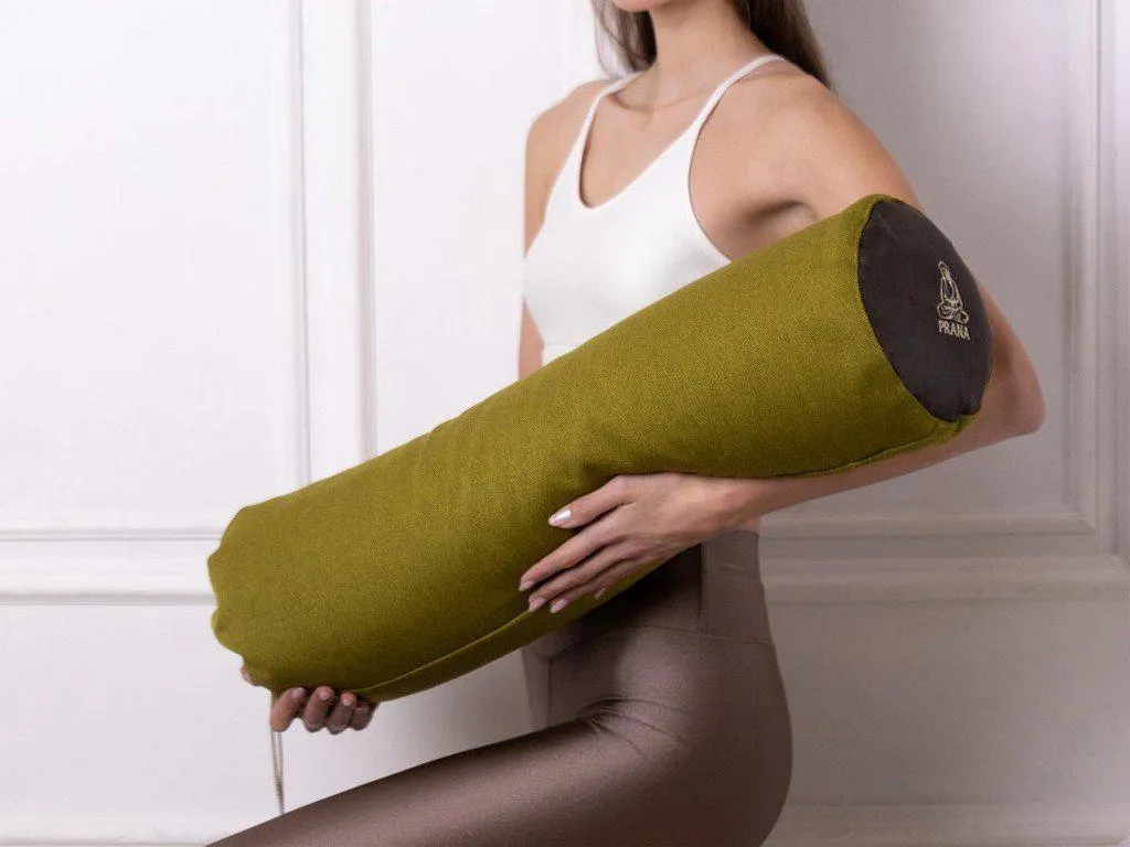 PRÁNA BOMBAY jóga hengerpárna huzattal - olíva zöld 70 x 20 cm | + Ajándék: utántöltő