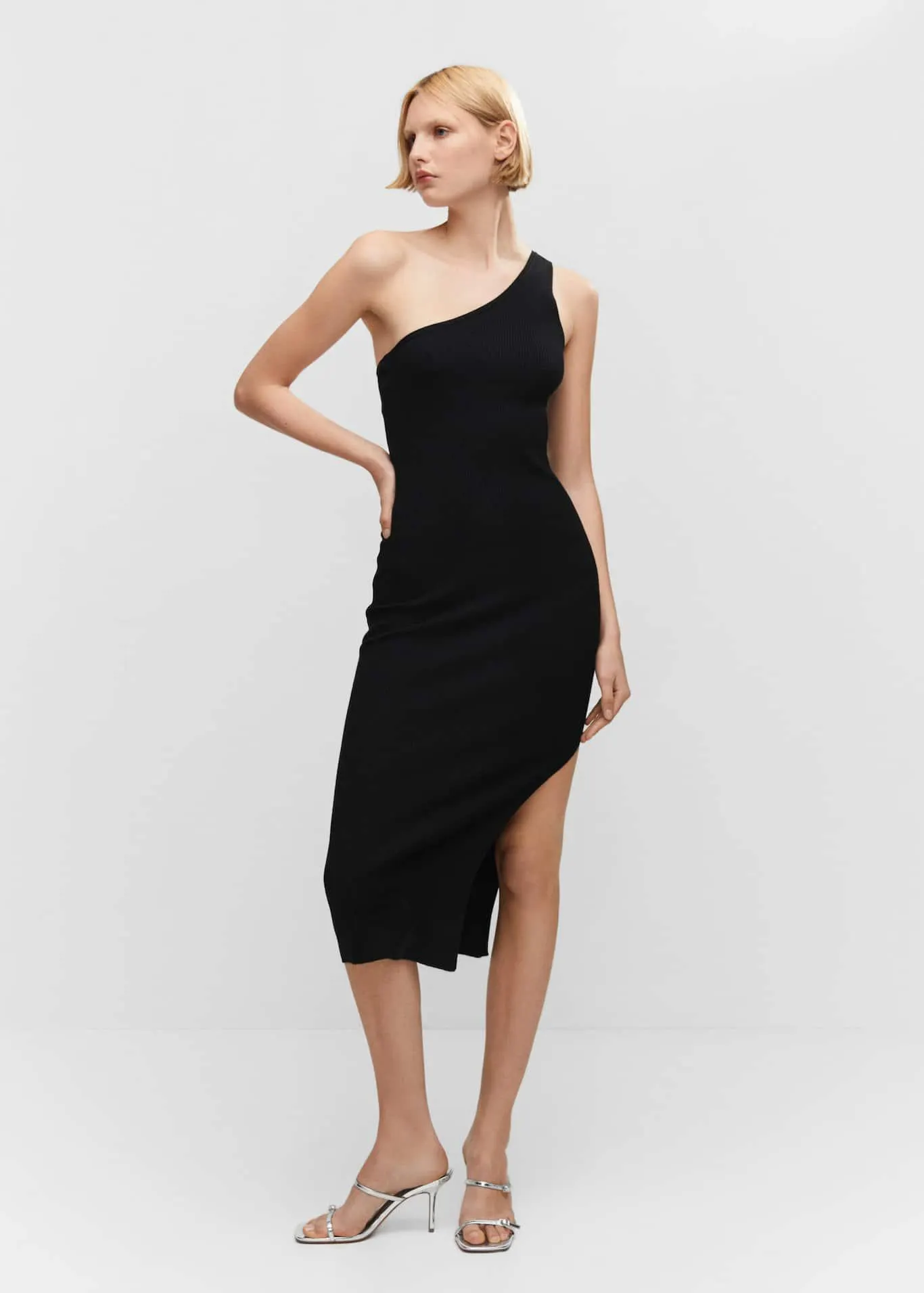 Aszimmetrikus ruha nyílással