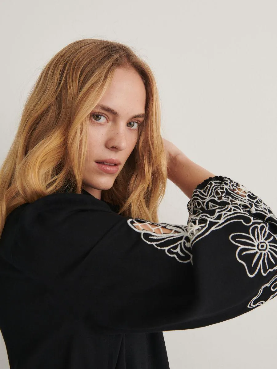 Rochie cu broderie decorativă