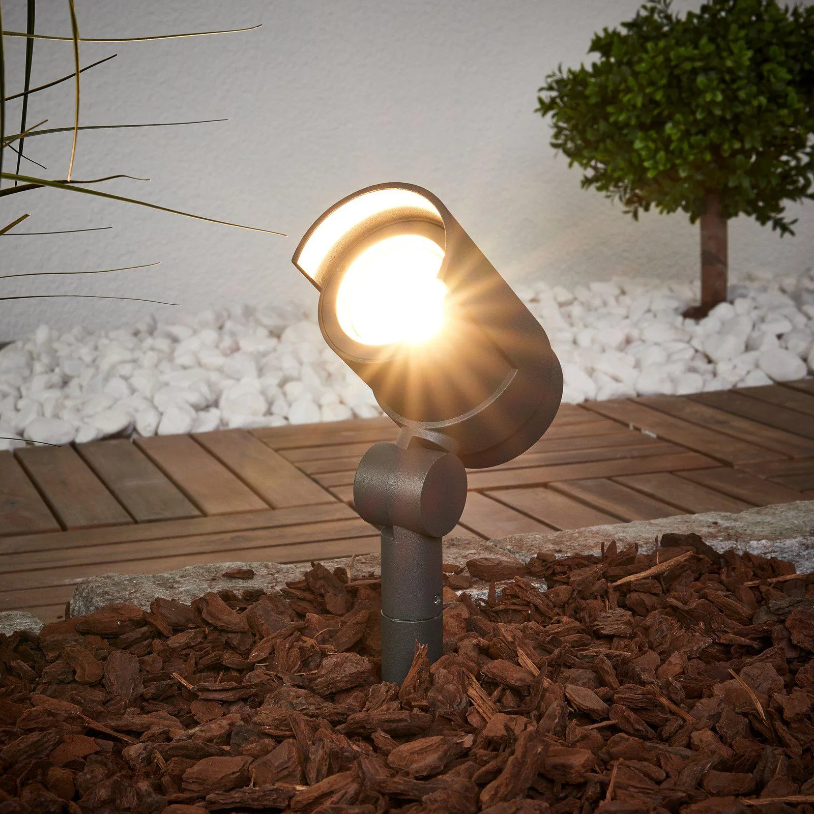 Erdspießstrahler Beatrix mit LEDs