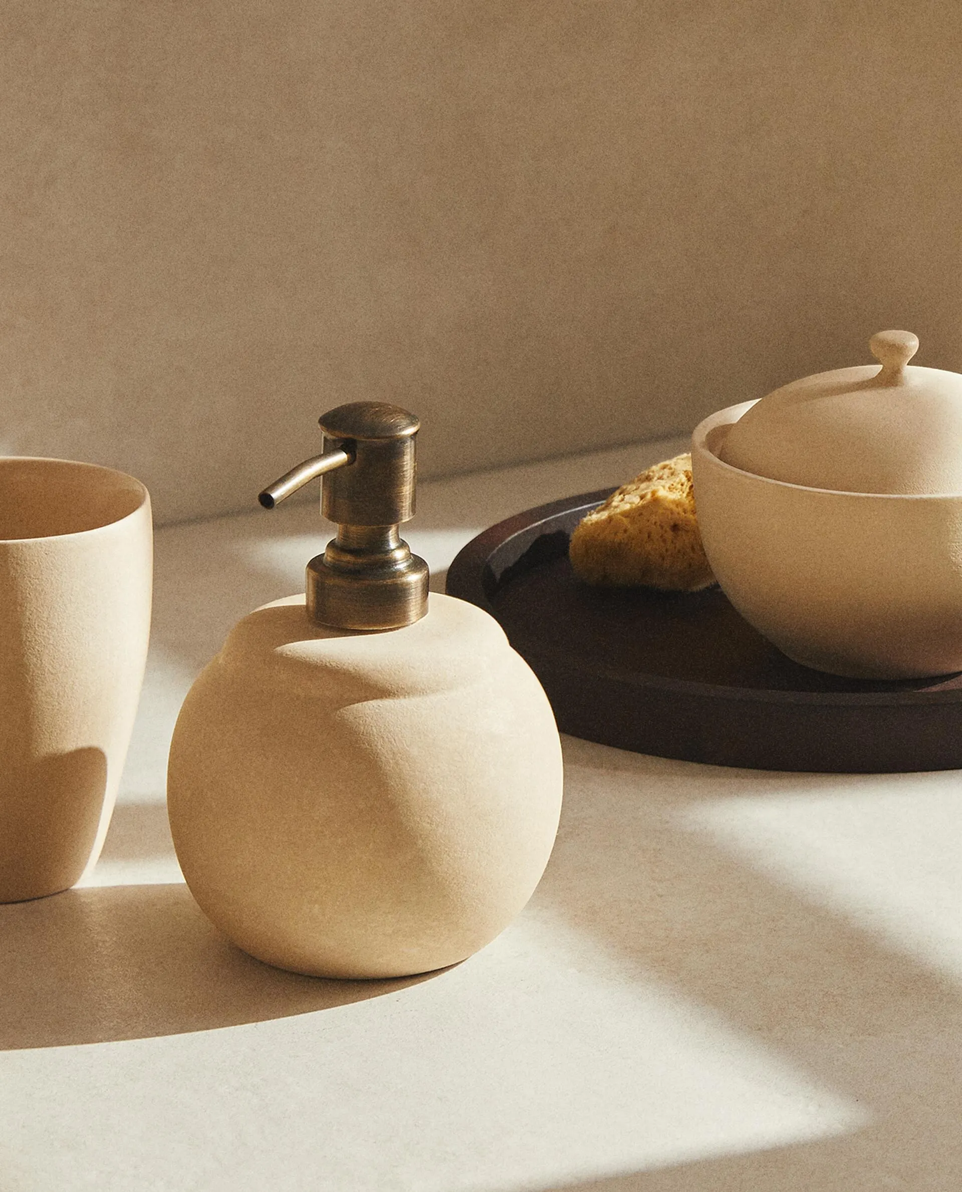BEIGE CERAMIC BATHROOM SET