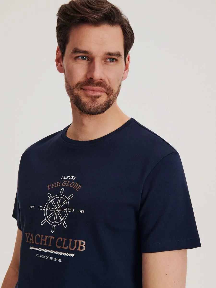 Regular szabású póló mintával