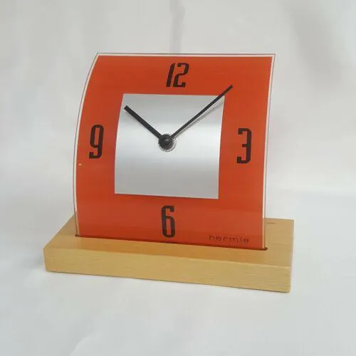 Íves üveg asztali óra fa tartóval