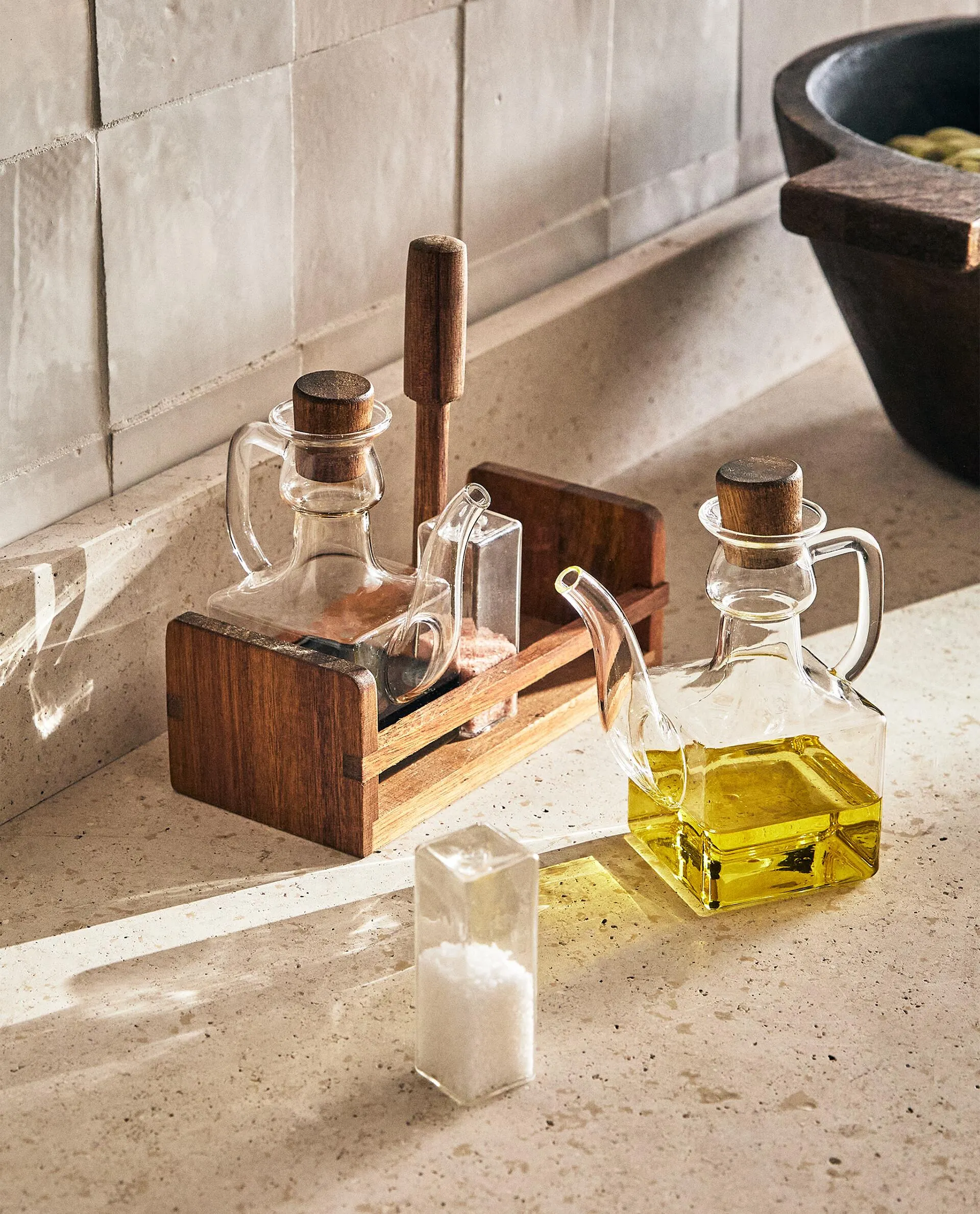 BOROSILICATE GLASS AND WOOD CRUET SET