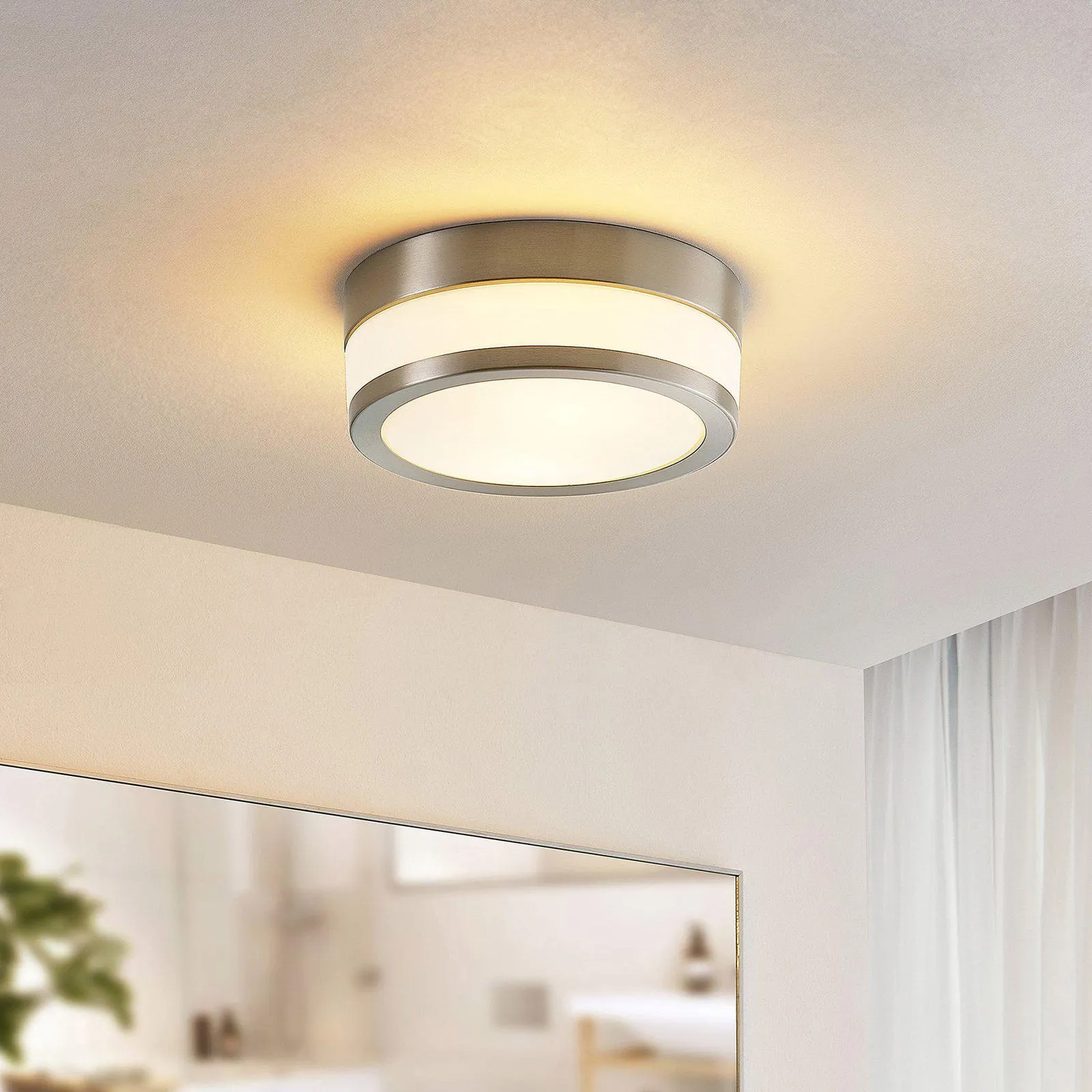 Lindby Flavi mennyezeti lámpa fürdőbe Ø23cm nikkel