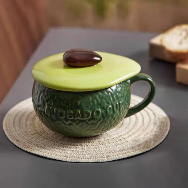 Avokádó alakú bögre