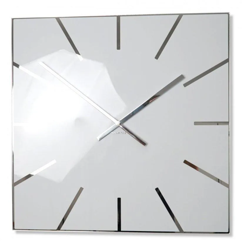 Elegáns négyzet alakú óra fehér színben
