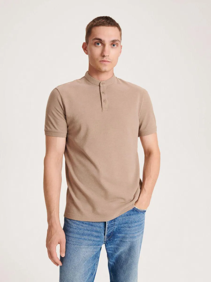 Regular szabású pólóing állógallérral