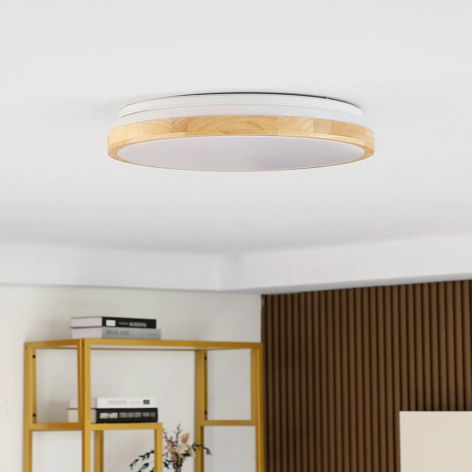 Lindby LED-Deckenlampe Emiva, Lichtquelle oben, CCT, Holz