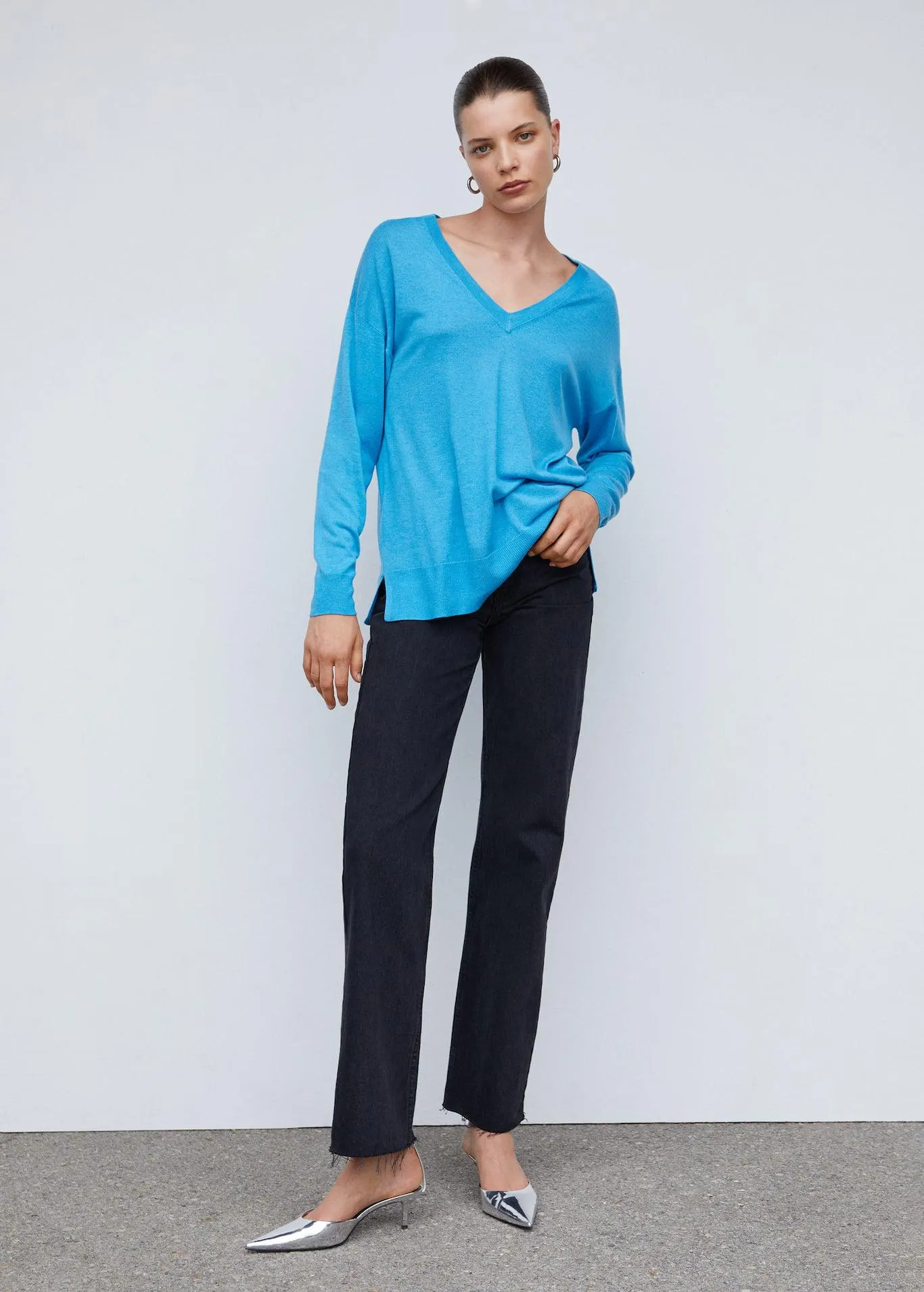 Pulóver v-nyakkal nyílásokkal