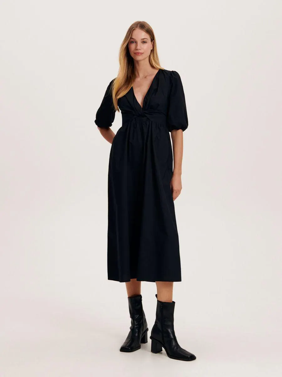 A dekoltázsban csomós megkötésű ruha