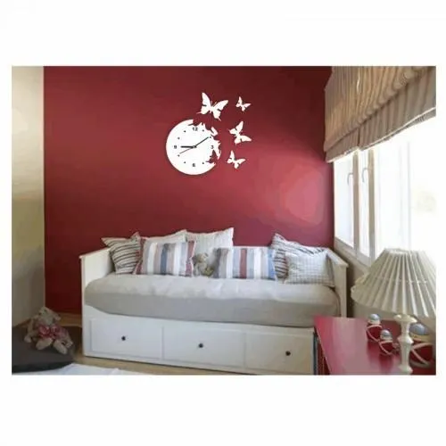 Modern falióra pillangókkal