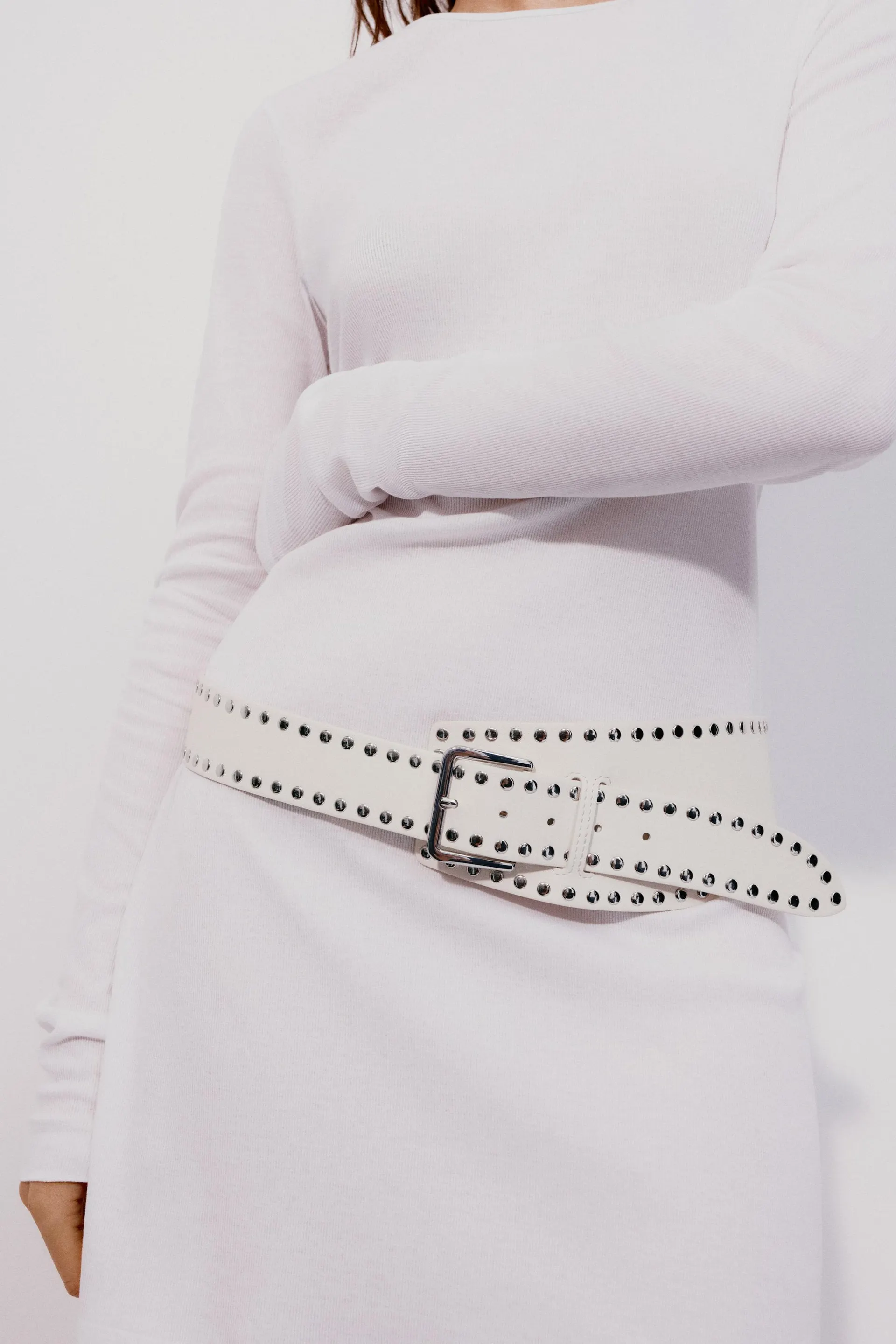Studded asymmetric belt