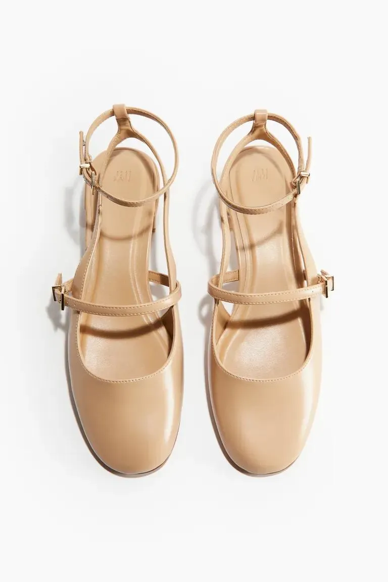Ankle-strap court shoes