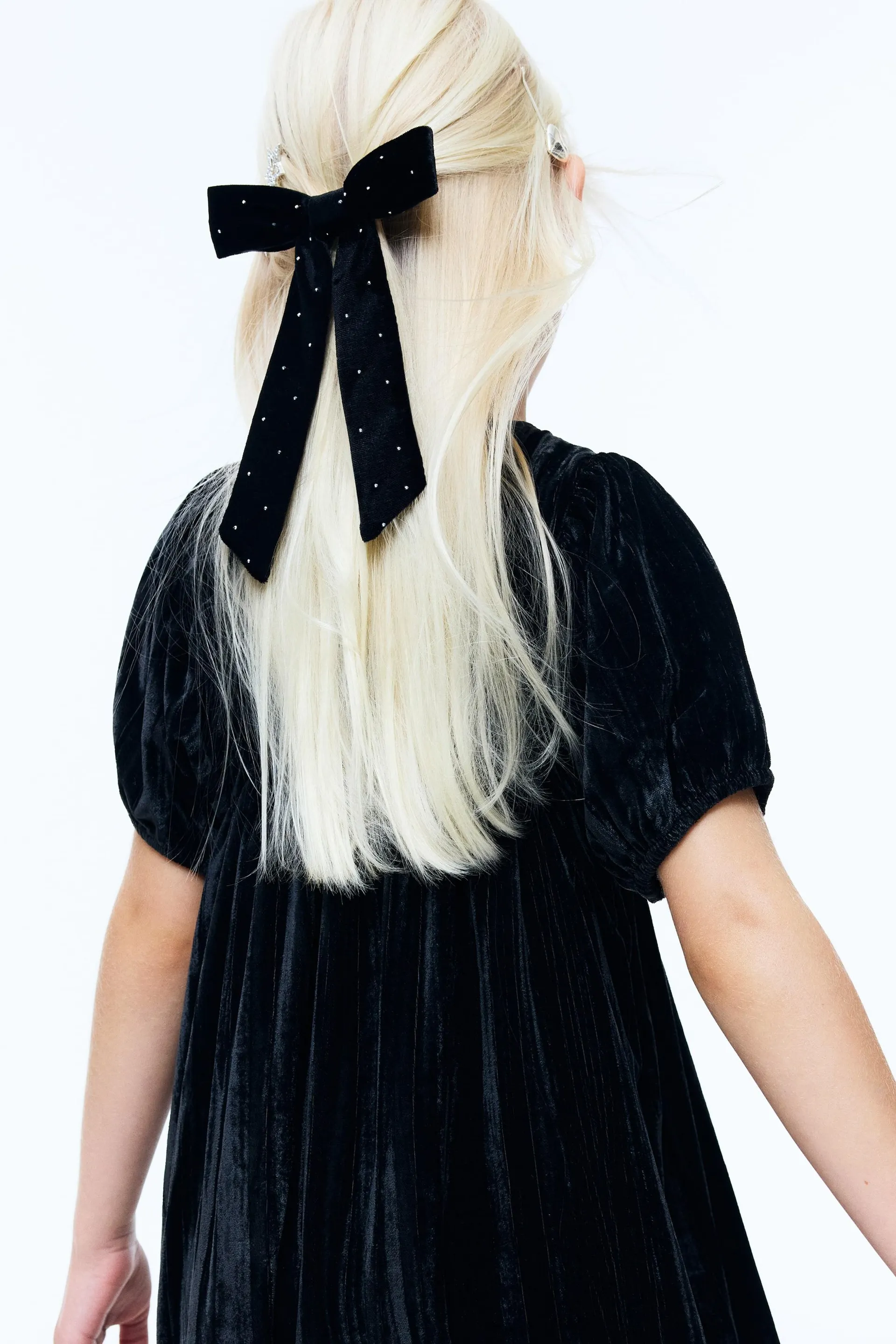 Bow-decorated hair clip