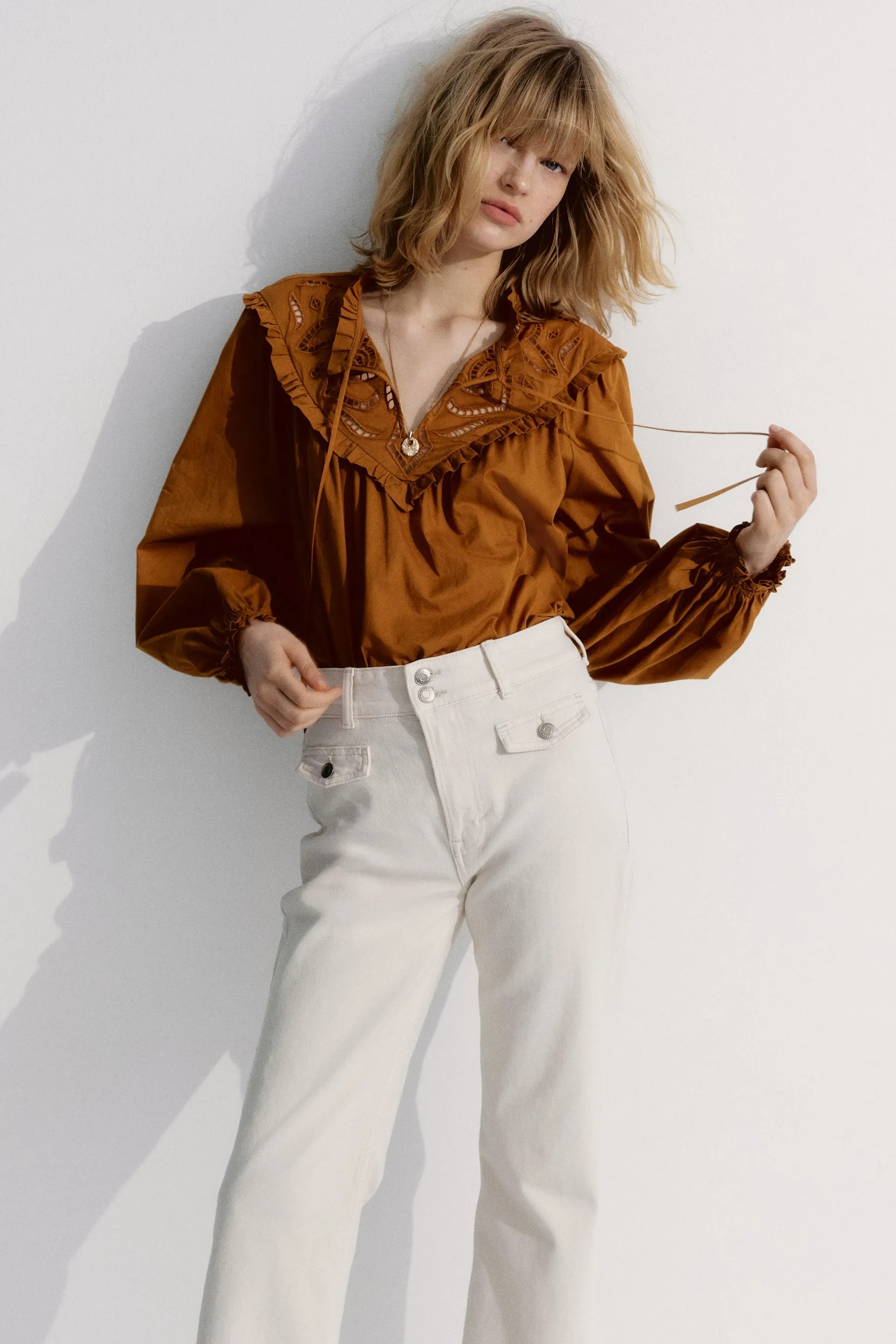 Broderie anglaise-detail blouse