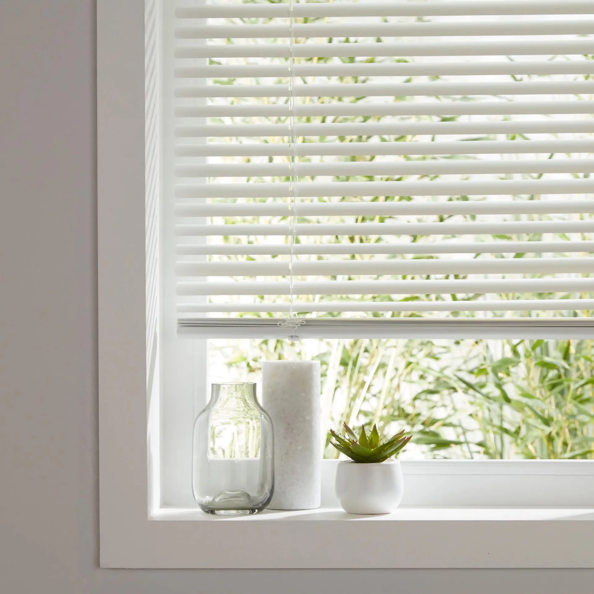Studio White Aluminium Venetian Blind (W)180cm (L)180cm