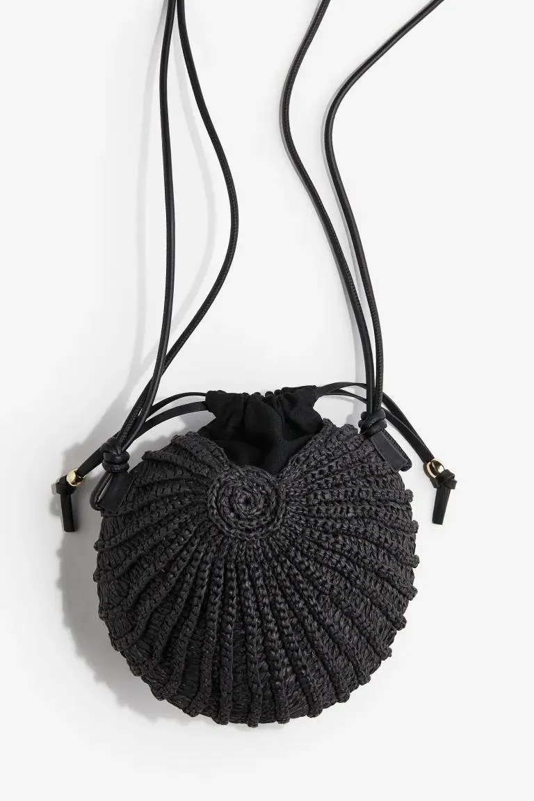 Shell-shaped straw bag