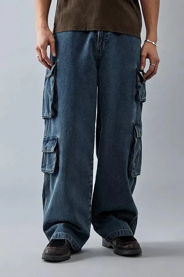 BDG Jeans cargo multitasche a lavaggio medio