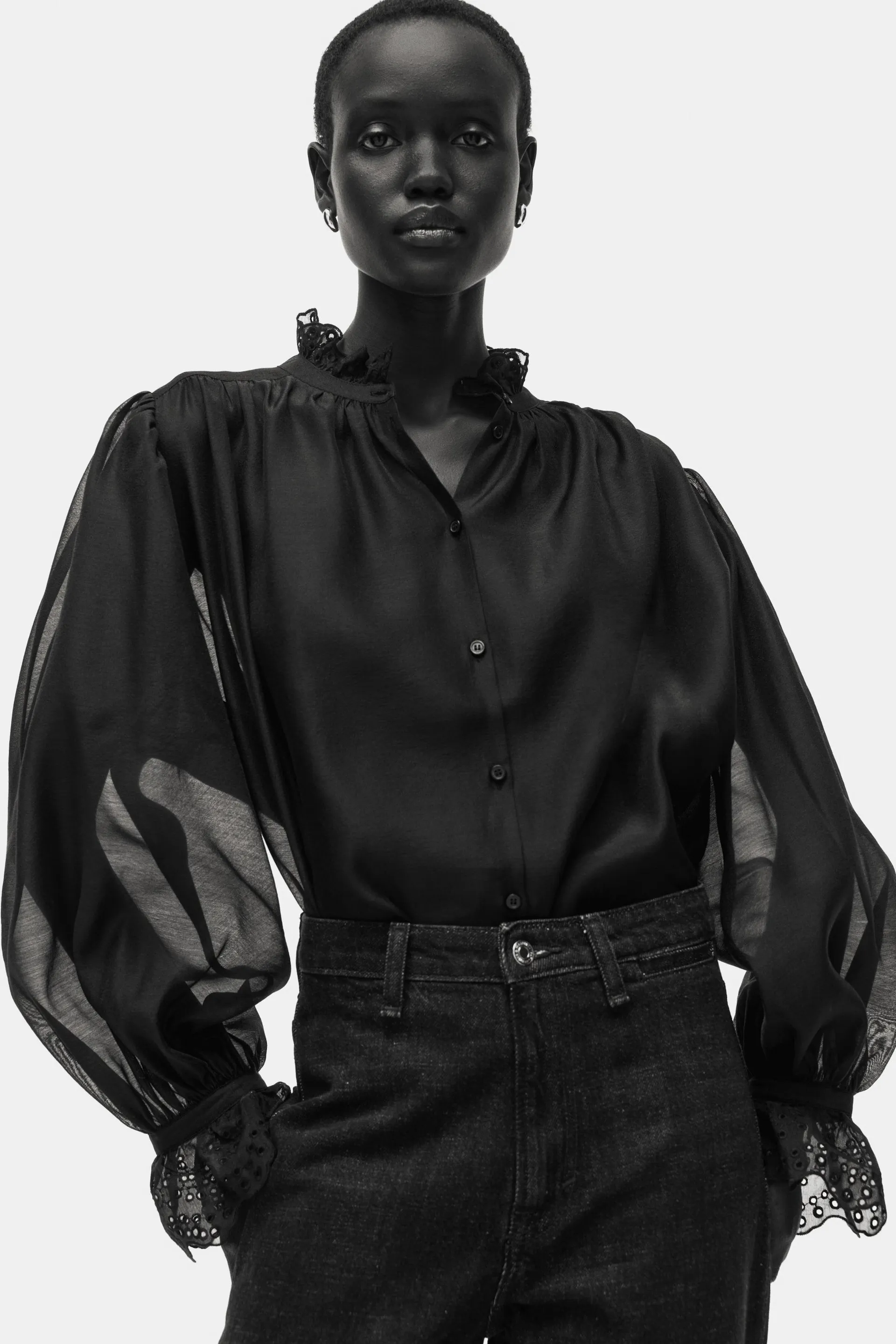 Broderie anglaise-detail blouse