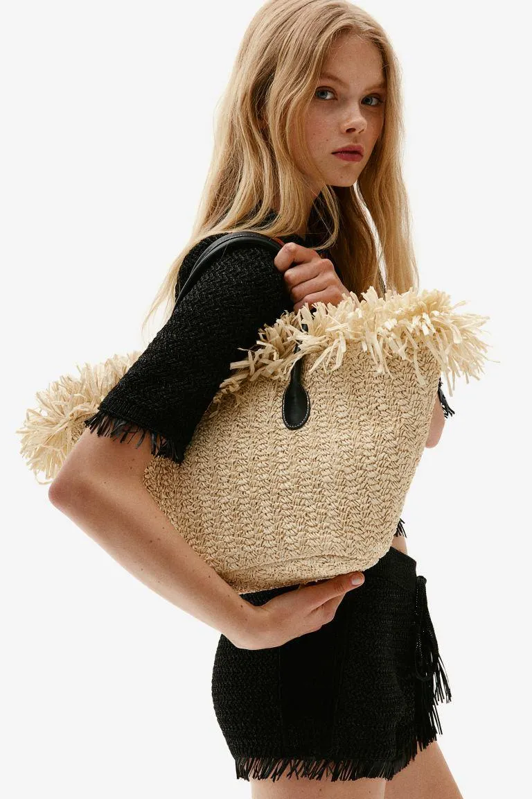 Fringe-trimmed straw shopper