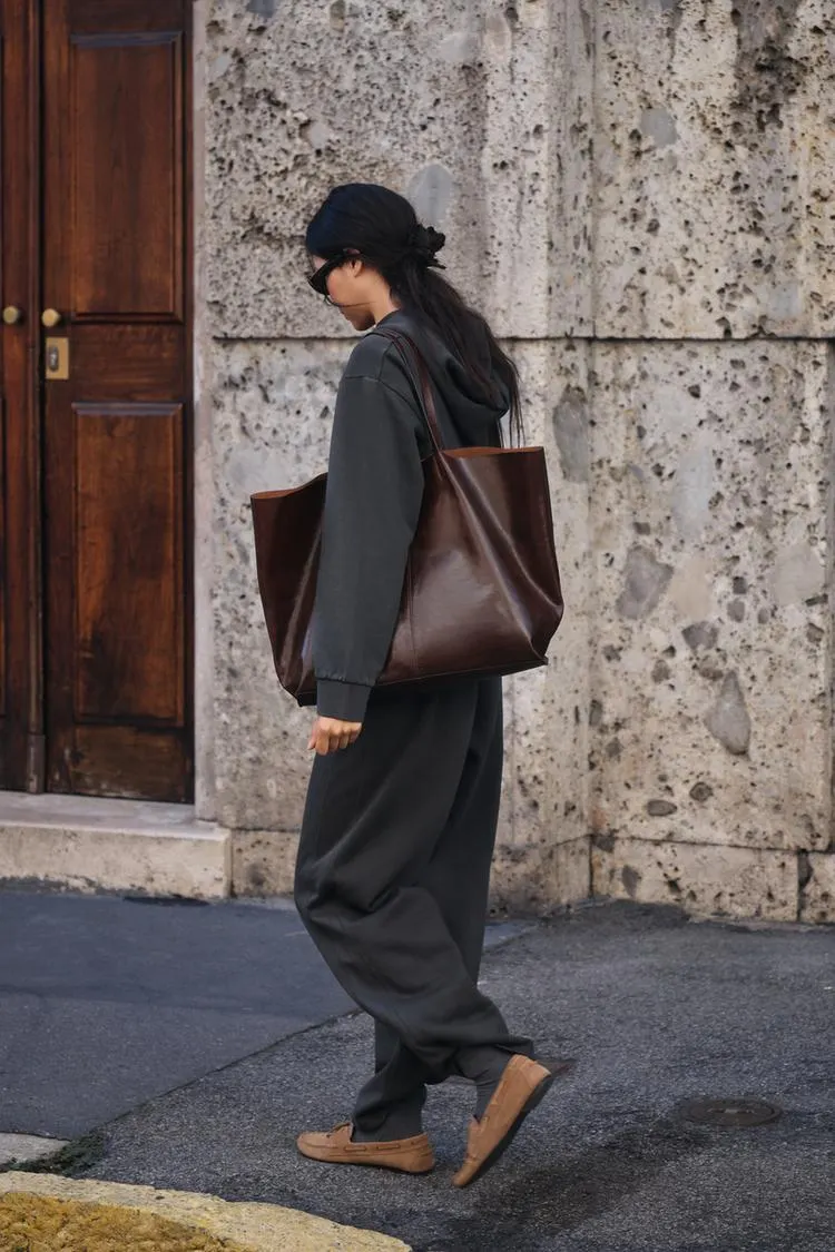 FELPA CON CAPPUCCIO E TASCHE