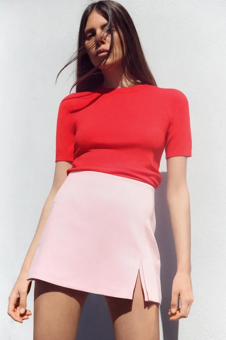 TOP BASIC IN MAGLIA A TINTA UNITA A MANICHE CORTE