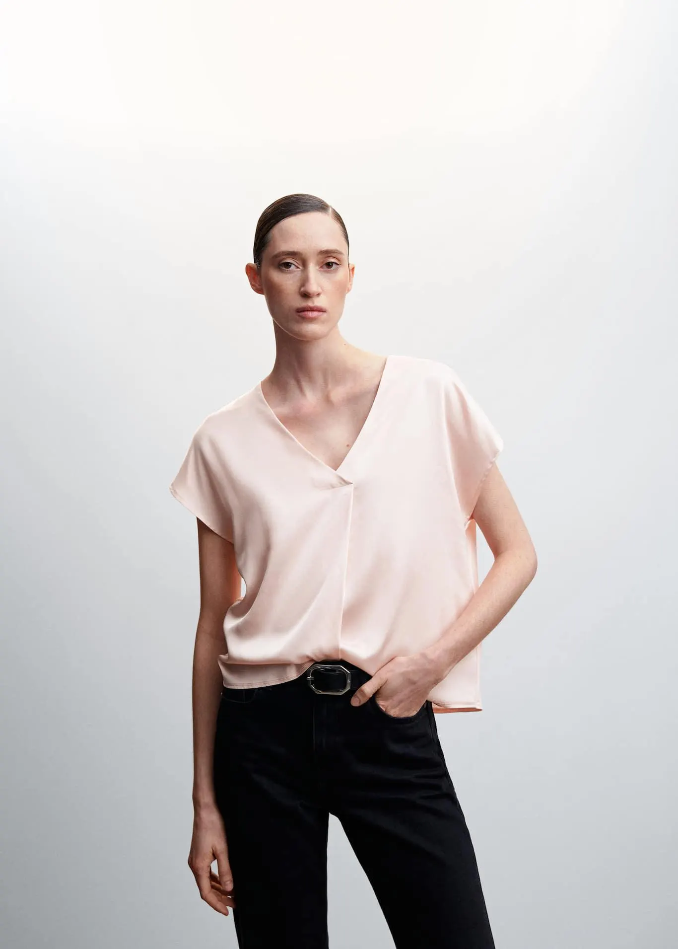 Maglietta satinata collo a V