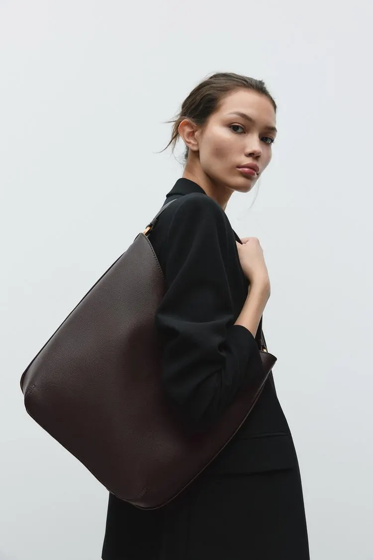 BORSA A TRACOLLA CON DETTAGLI