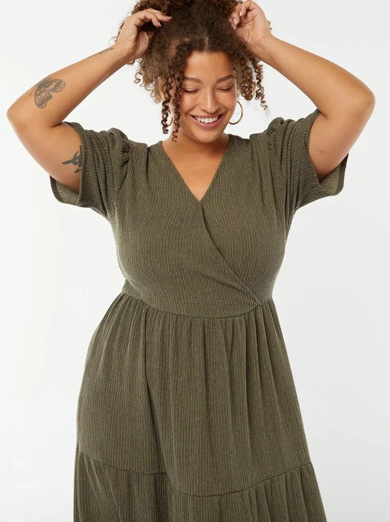 Vestito lungo goffrato a maniche corte con scollo incrociato - Kaki